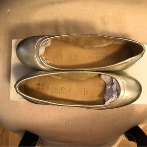 Like New in Box Naturalizer Brittany Gold Ballet Flats